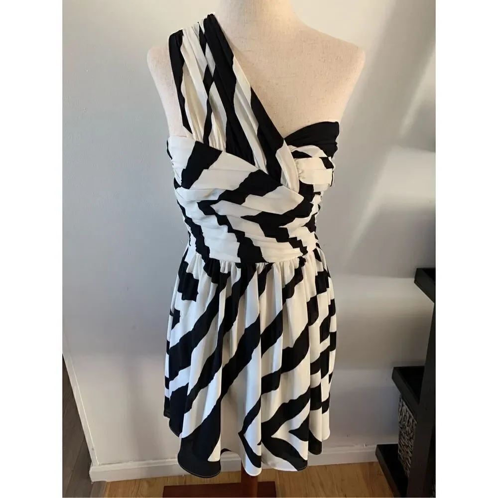 Express dress size 4 one shoulder black and white